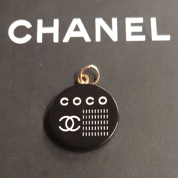 CC Black and White COCO Resin Charm Pendant - Picture 2 of 3